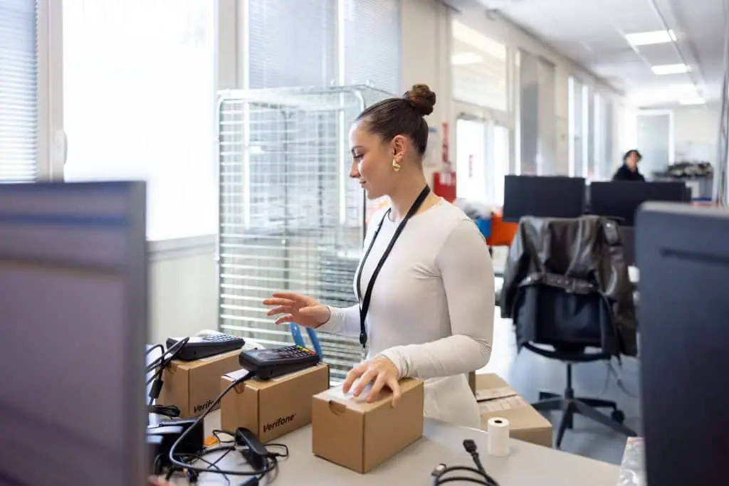 Femme pr&eacute;pare les envoies de TPE