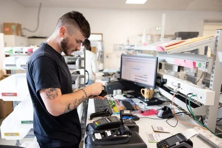 Homme configure, pr&eacute;pare les TPE