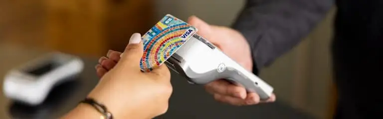 Paiement sans contact avec carte bancaire.
