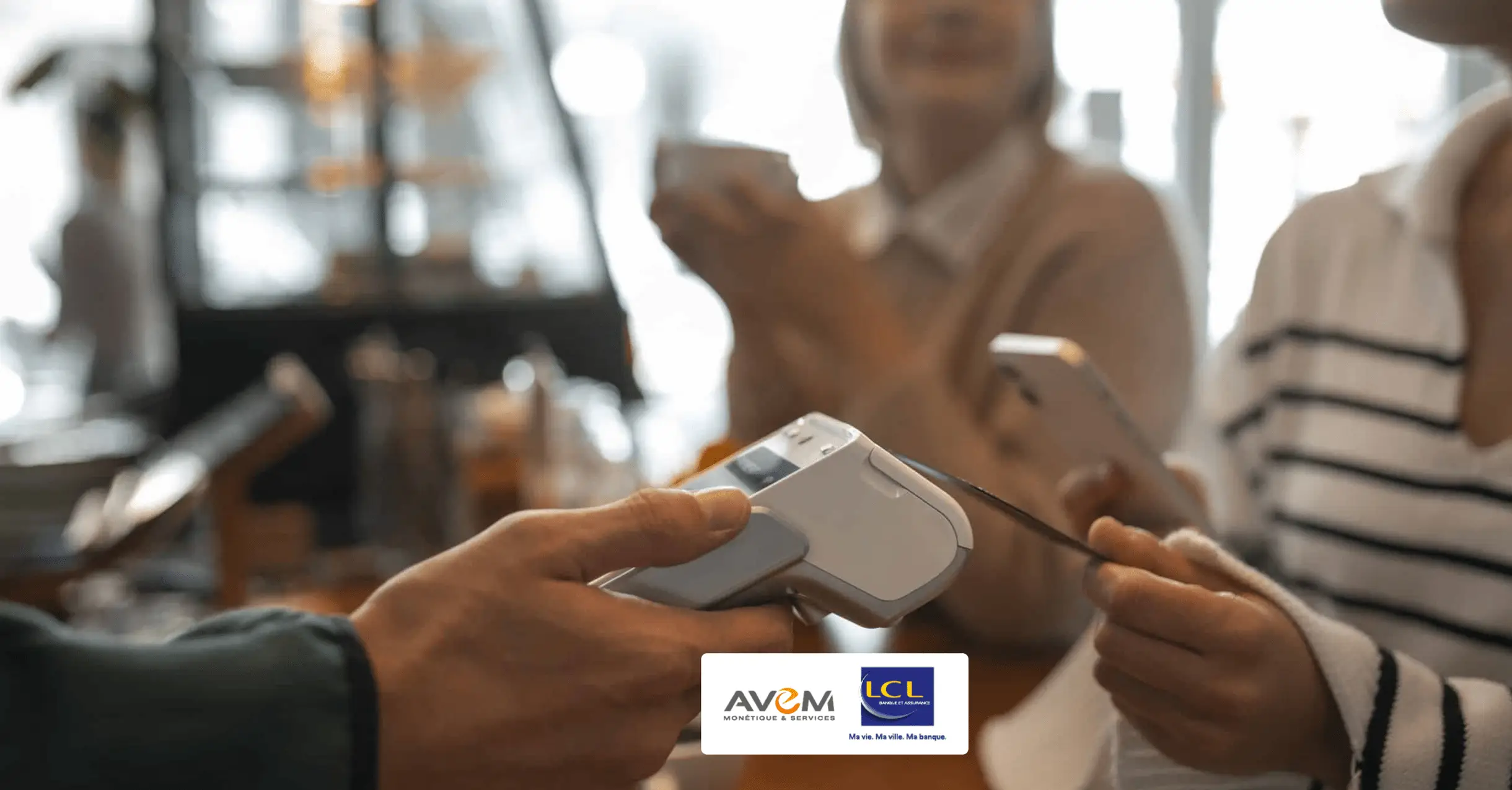 personne utilisant technologie nfc pour payer dans restaurant