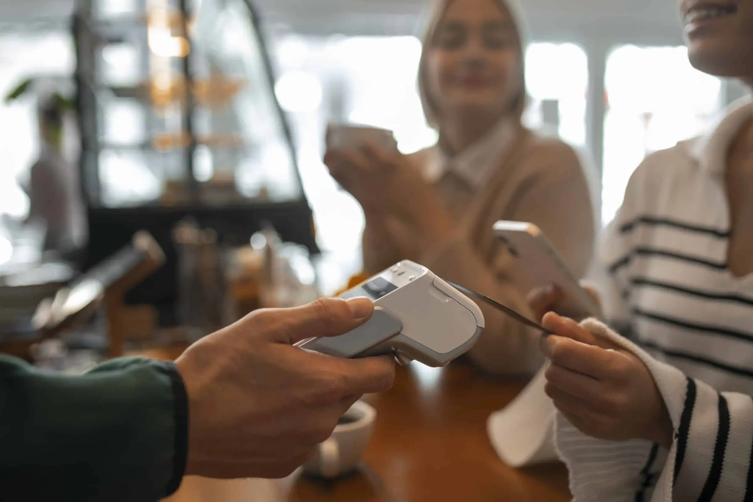 personne utilisant technologie nfc pour payer dans restaurant