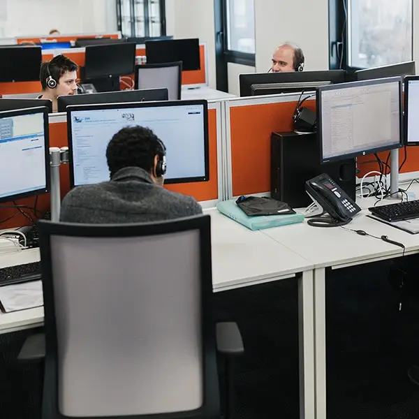 Assistance de dos devant ordinateurs