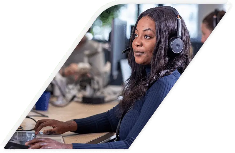 Assistance femme à son bureau