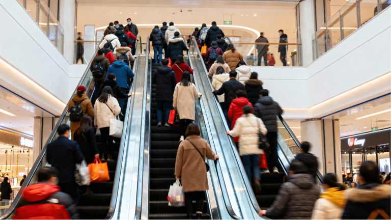 Full escalator centre commercial